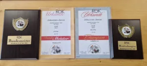 Gesammelte Urkunden und Auszeichnungen für Orloff rotbunt Bundesmeister und Bundeschampion 2025